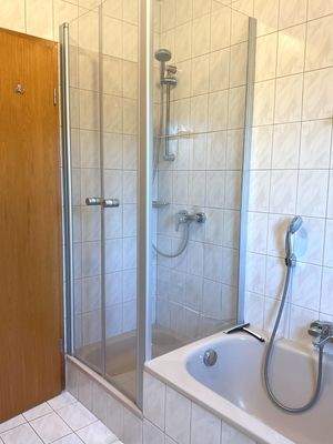 .... und Dusche mit Glasabtrennung