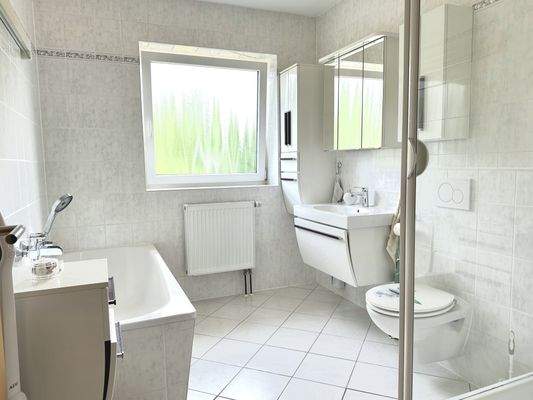 Badezimmer mit Wanne und Dusche