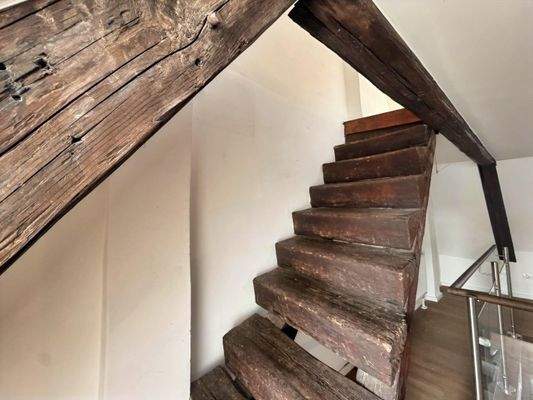 denkmalgeschützte Treppe in den Dachspitz