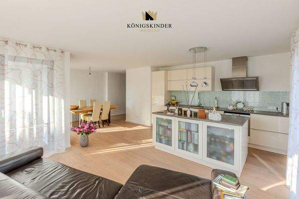 Blick auf Küche und Essbereich