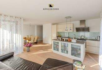 Blick auf Küche und Essbereich