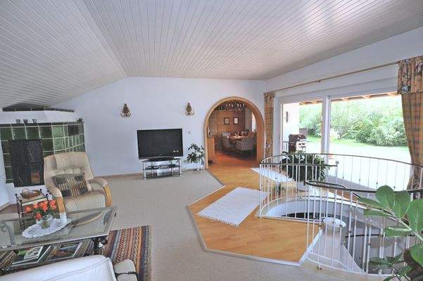 Wohnzimmer mit Zugang zum Essbereich + Terrasse