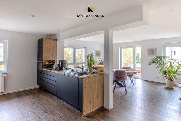 Wohnküche mit Kochinsel – zentraler Treffpunkt für Familie und Gäste (Wohneinheit 1)
