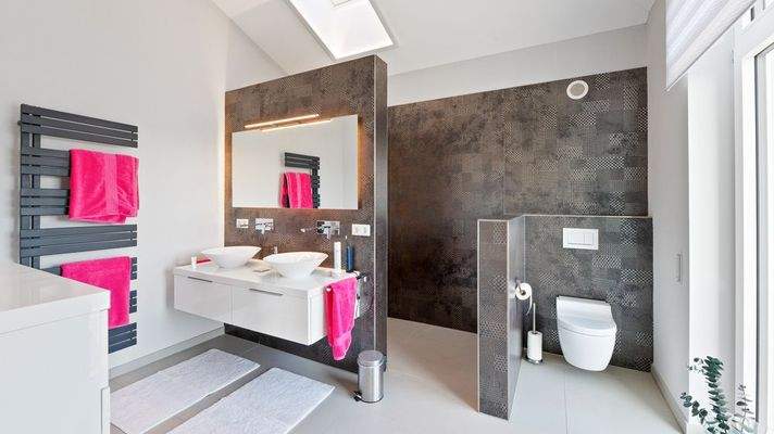 angrenzendes Badezimmer