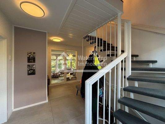 01 Diele mit "leichter" Treppe (EG)