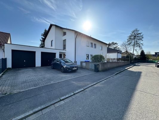 Einfahrt und Garage