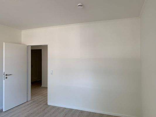 Helles Zimmer mit Holzboden