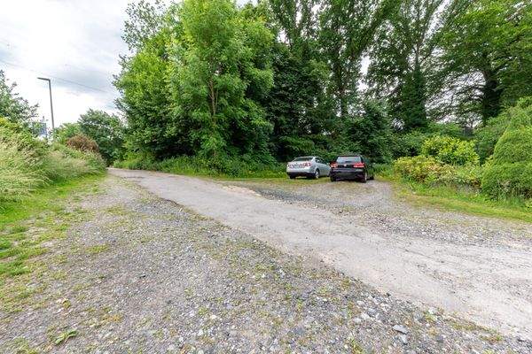 Zufahrt mit Parkflächen