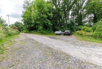 Zufahrt mit Parkflächen