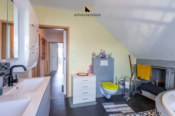 Badzimmer mit Blick zum Flur OG