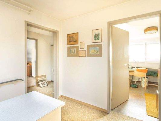 1. OG - Diele mit Blick ins nach Süden gerichtete Zimmer