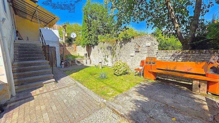 Treppenaufgang zum Hauseingang und kleiner Gartenbereich