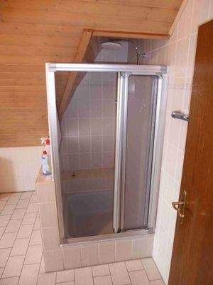 Bad mit Dusche und Wanne