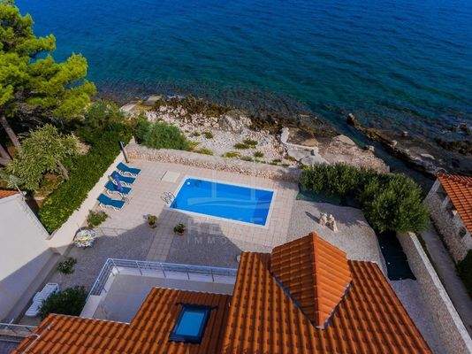 Exklusive Villa in ruhiger Lage direkt am Meer auf Brač