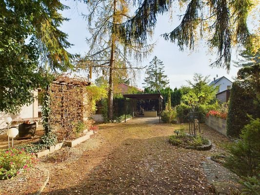 Carport und Platz für weitere PKW oder Wohnmobil