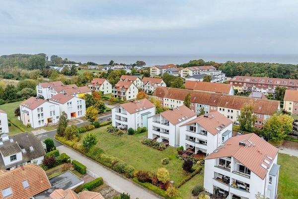 Gebäudeensemble in unmittelbarer Strandnähe
