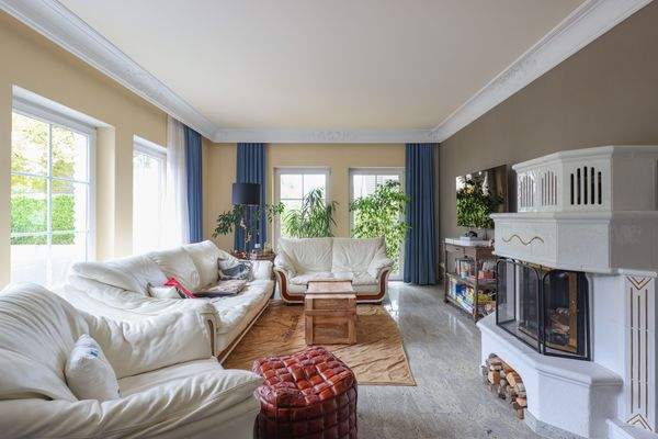 Wohnzimmer mit Kamin 