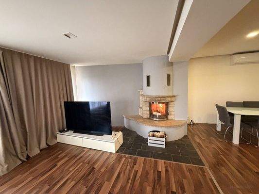 Wohnzimmer mit Kaminfeuer