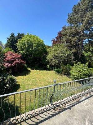 Blick vom Balkon ins Grundstück