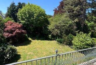 Blick vom Balkon ins Grundstück