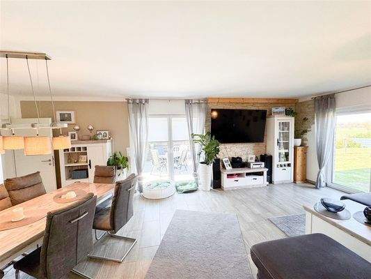 geräumiges Wohnzimmer