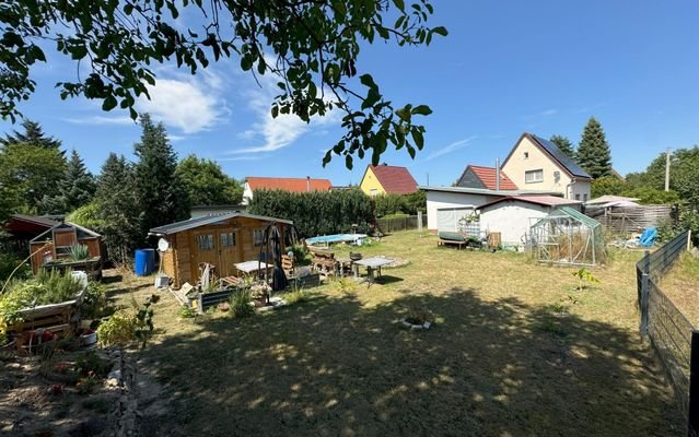 Garten mit Haus und Schuppen