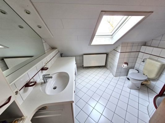das Bad im Dachgeschoss