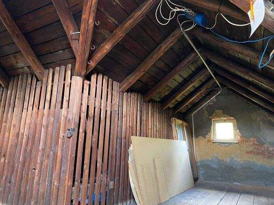 Dachboden mit Abstellräumen (1).jpg