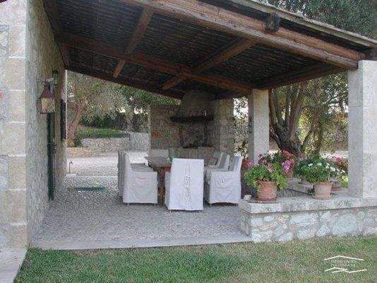 ÜBERDACHTE TERRASSE