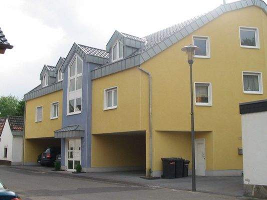 Hauseingang mit Carport