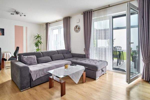 Wohnzimmer mit Zugang zur Terrasse 