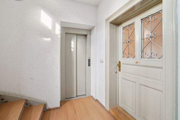 Eingangstür mit Aufzug