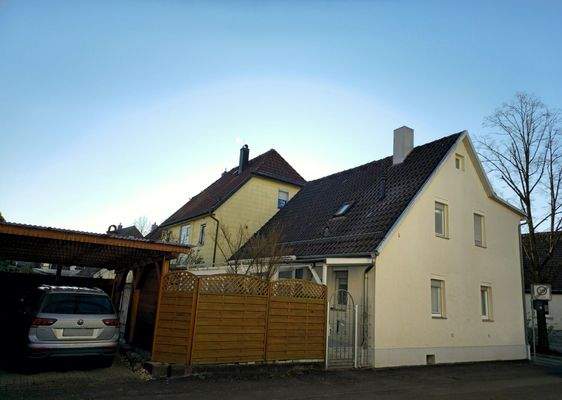 Blick auf das Grundstück mit Carport