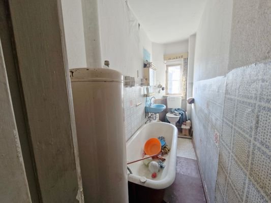 sanierungsbedürftiges Bad EG