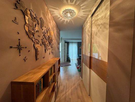 Blick aus dem Flur in den Wohn-Essbereich, rechts mit Einbauschrank zur flexiblen Nutzung