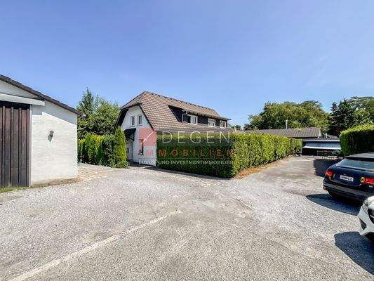 &-Familienhaus mit Halle 1 Garage + 7 Außenstellplätze