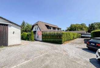 &-Familienhaus mit Halle 1 Garage + 7 Außenstellplätze