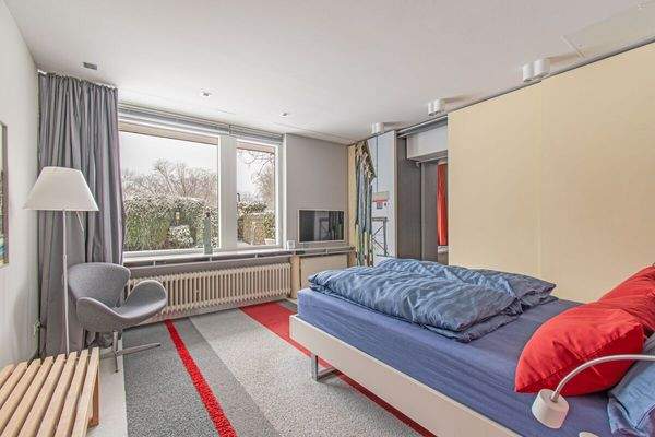 Schlafzimmer mit Bad en Suite hinter der Schrankwand