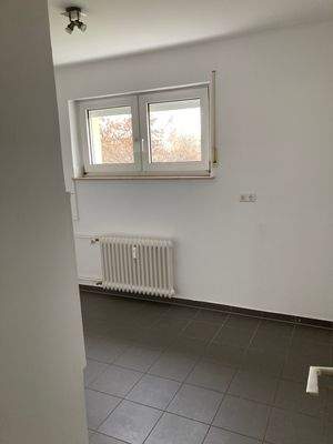 BEISPIELBILD: Küche mit weißen Wandfliesen und grauen Bodenfliesen