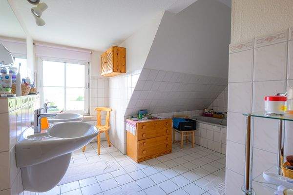 DG_ein Bad mit Fenster.jpg