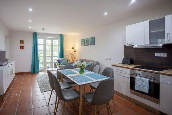 Ferienwohnung_D55_am_Bakenberg_auf_Ruegen_Wohnzimmer_mit_Essbereich