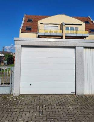 Massivbaugarage im Hinterhof.jpg