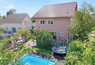 Modernes Haus mit Pool