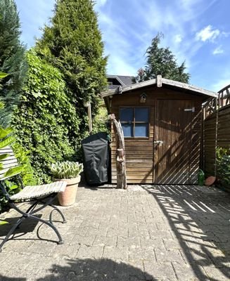 Terrasse und Gartenhaus