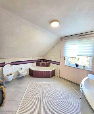 Großzügiges Badezimmer im OG