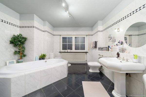 Badezimmer mit Wanne und großer Dusche