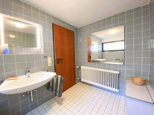 Ergeschoss - Badezimmer (1).jpg