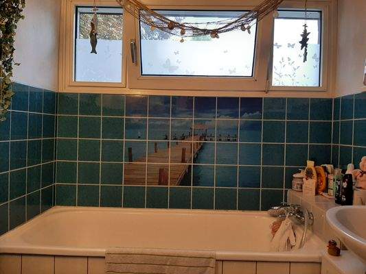 OG: Wannenbad mit Fenster