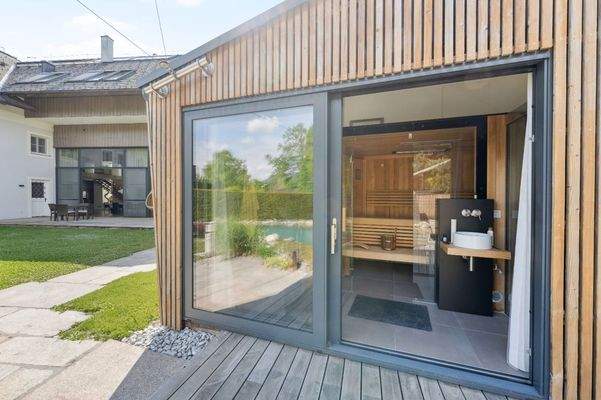 Die Außensauna samt Dusche und Ruhebereich