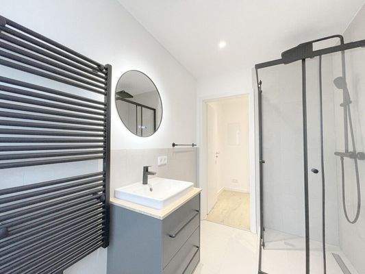 Handtuchtherme und weitere Badezimmeransicht